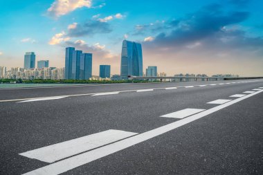 Çin 'deki modern ticari binalar boyunca boş asfalt yol. 