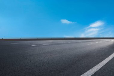 Yol yüzeyi ve gökyüzü kara bulutu