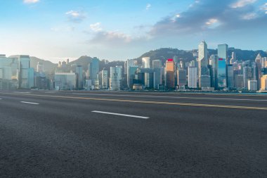 Hong Kon 'da modern şehir mimarisinin yol ve ufuk çizgisi