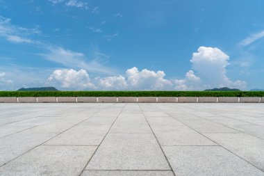 Boş Plaza Tuğlaları ve Güzel Doğal Manzara
