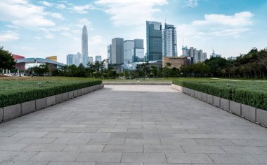 Boş kare fayanslar ve şehir mimarisinin ufuk çizgisi