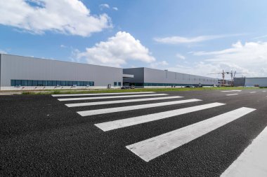 Hong Kon 'da modern şehir mimarisinin yol ve ufuk çizgisi