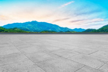 Boş döşemeler ve doğal arazi kaplaması.