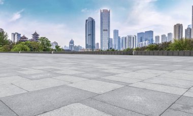 Şehir gökdelenleri ve kare zemin