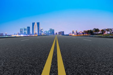 Çin 'deki modern ticari binalar boyunca boş asfalt yol. 