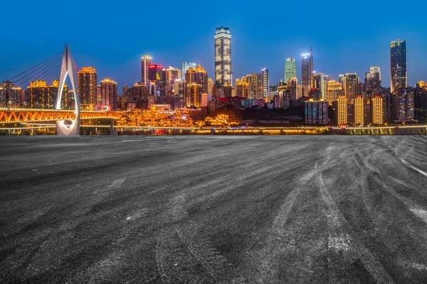 道路舗装と重慶市都市建築スカイライン — ストック写真