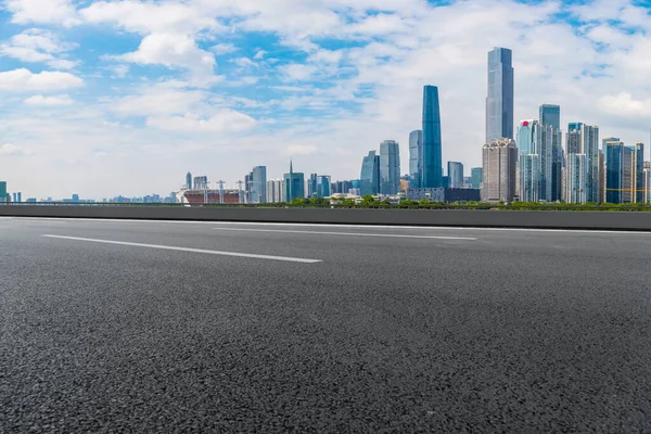 Yol Kaldırımı Guangzhou Şehir Binaları Ufuk Çizgisi — Stok fotoğraf