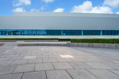 Boş kare döşemeler, modern fabrika binaları ve ambar.