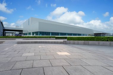 Boş kare döşemeler, modern fabrika binaları ve ambar.