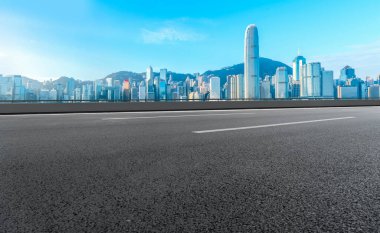 Hong Kon 'da modern şehir mimarisinin yol ve ufuk çizgisi