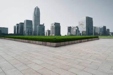 Boş kare döşemeleri olan kentsel gökdelenler