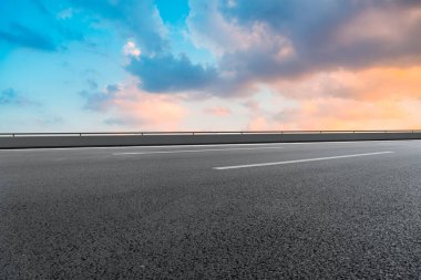 Hava yolu asfalt yol ve güzel gökyüzü manzarası