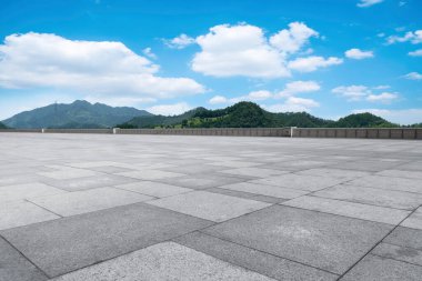 Boş Plaza Tuğlaları ve Güzel Doğal Manzara