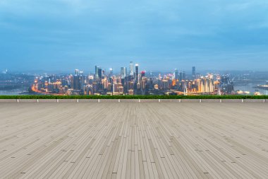 Boş kare döşemeleri olan kentsel gökdelenler