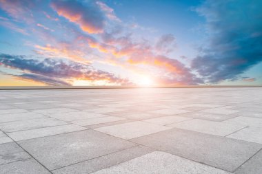 Boş mermer zemin ve mavi gökyüzünün altındaki şehir manzarası.