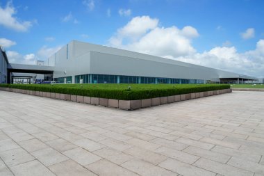 Boş kare döşemeler, modern fabrika binaları ve ambar.