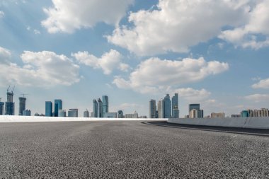 Çin 'deki modern ticari binalar boyunca boş asfalt yol. 