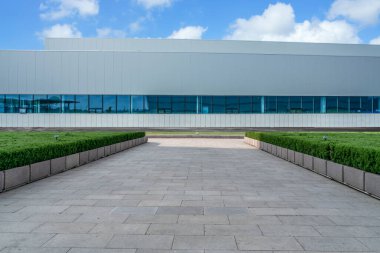 Boş kare döşemeler, modern fabrika binaları ve ambar.