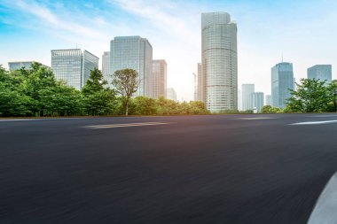 Şehir mimarisinin yol ve ufuk çizgisi