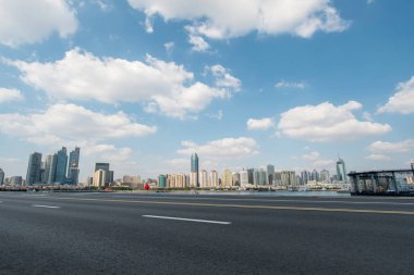 Çin 'deki modern ticari binalar boyunca boş asfalt yol. 