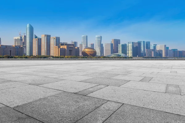 Los Suelos Mármol Vacíos Horizonte Del Bullicio Urbano Hangzhou —  Fotos de Stock