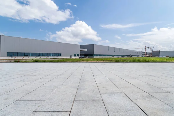 Boş kare döşemeler, modern fabrika binaları ve ambar.