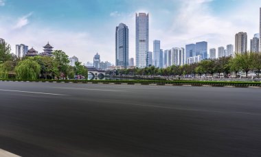 Şehrin gökdelenleri ve asfalt kaldırımları