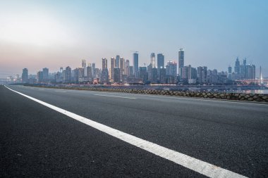 Chongqing kentinin yol yüzeyi ve ufuk çizgisi
