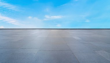 Boş Plaza Tuğlaları ve Gökyüzü Bulutu Manzarası