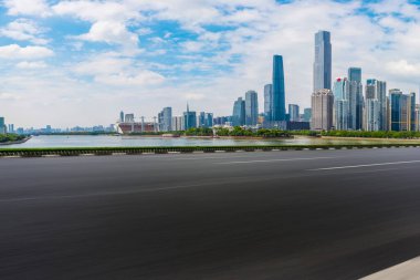 Yol kaldırımı ve Guangzhou şehir binaları ufuk çizgisi