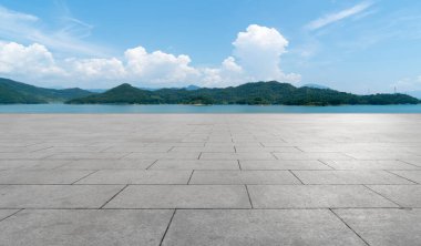 Boş döşemeler ve doğal arazi kaplaması.