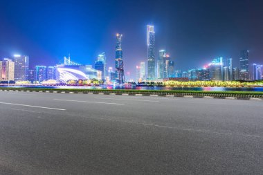 Yol kaldırımı ve Guangzhou şehir binaları ufuk çizgisi