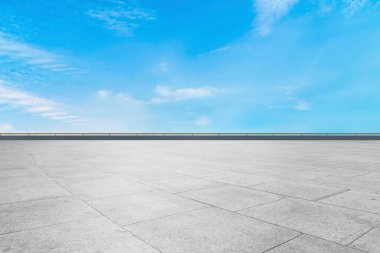 Boş Plaza Tuğlaları ve Gökyüzü Bulutu Manzarası