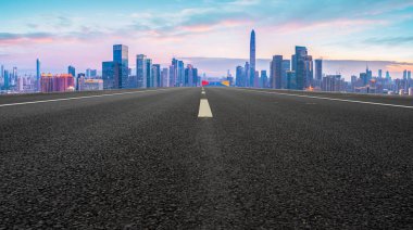 Çin 'deki modern ticari binalar boyunca boş asfalt yol. 