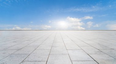 Boş Plaza Tuğlaları ve Gökyüzü Bulutu Manzarası