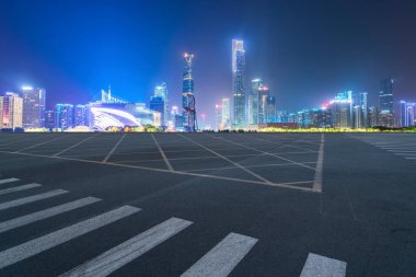 Yol kaldırımı ve Guangzhou şehir binaları ufuk çizgisi