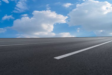 Yol yüzeyi ve gökyüzü kara bulutu