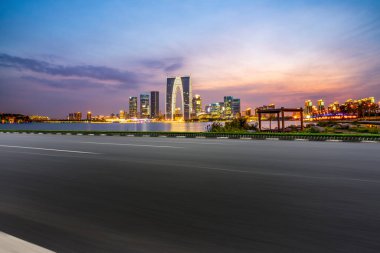 Yol Zemini ve Kentsel Skyline Mimarisi