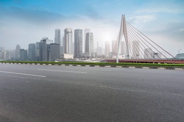 Chongqing kentinin yol yüzeyi ve ufuk çizgisi