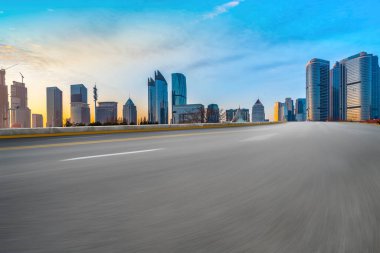 Qingdao 'daki Otoyol ve Çağdaş Şehir Mimarisinin Skyline' ı