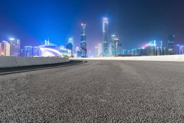 Yol kaldırımı ve Guangzhou şehir binaları ufuk çizgisi