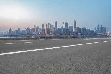 Chongqing kentinin yol yüzeyi ve ufuk çizgisi