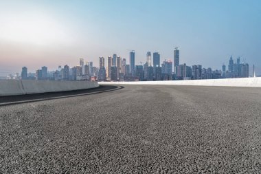 Chongqing kentinin yol yüzeyi ve ufuk çizgisi