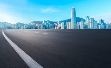 Hong Kon 'da modern şehir mimarisinin yol ve ufuk çizgisi