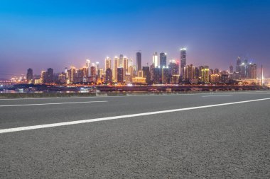 Chongqing kentinin yol yüzeyi ve ufuk çizgisi