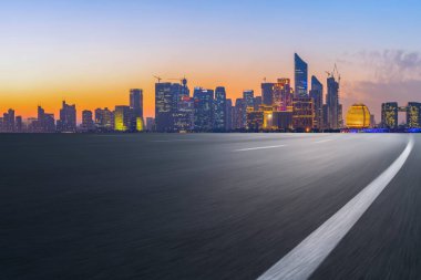 Hangzhou mimarisinin şehir yolu asfalt kaldırımı ve ufuk çizgisi