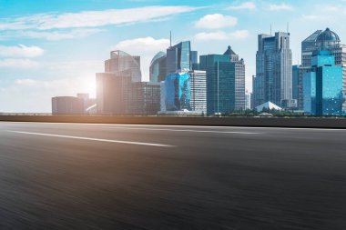 Yol yüzeyi ve gökyüzü kara bulutu
