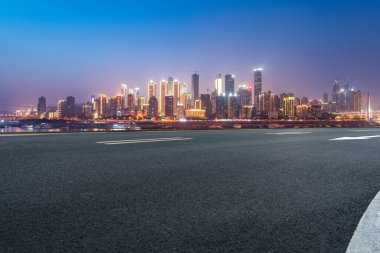 Chongqing kentinin yol yüzeyi ve ufuk çizgisi