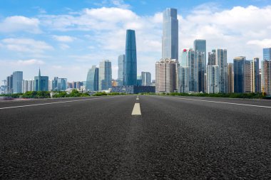Yol kaldırımı ve Guangzhou şehir binaları ufuk çizgisi