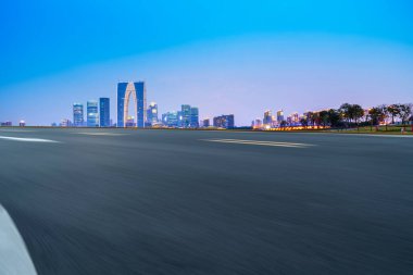 Çin 'deki modern ticari binalar boyunca boş asfalt yol. 